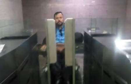 استمداد مرد کم توان از مسئولین مترو تهران