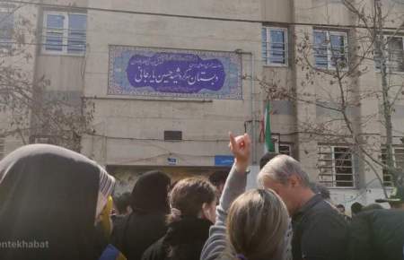 فیلم حضور سراسیمه خانواده دانش آموزان مدرسه دخترانه در میدان 17 نارمک