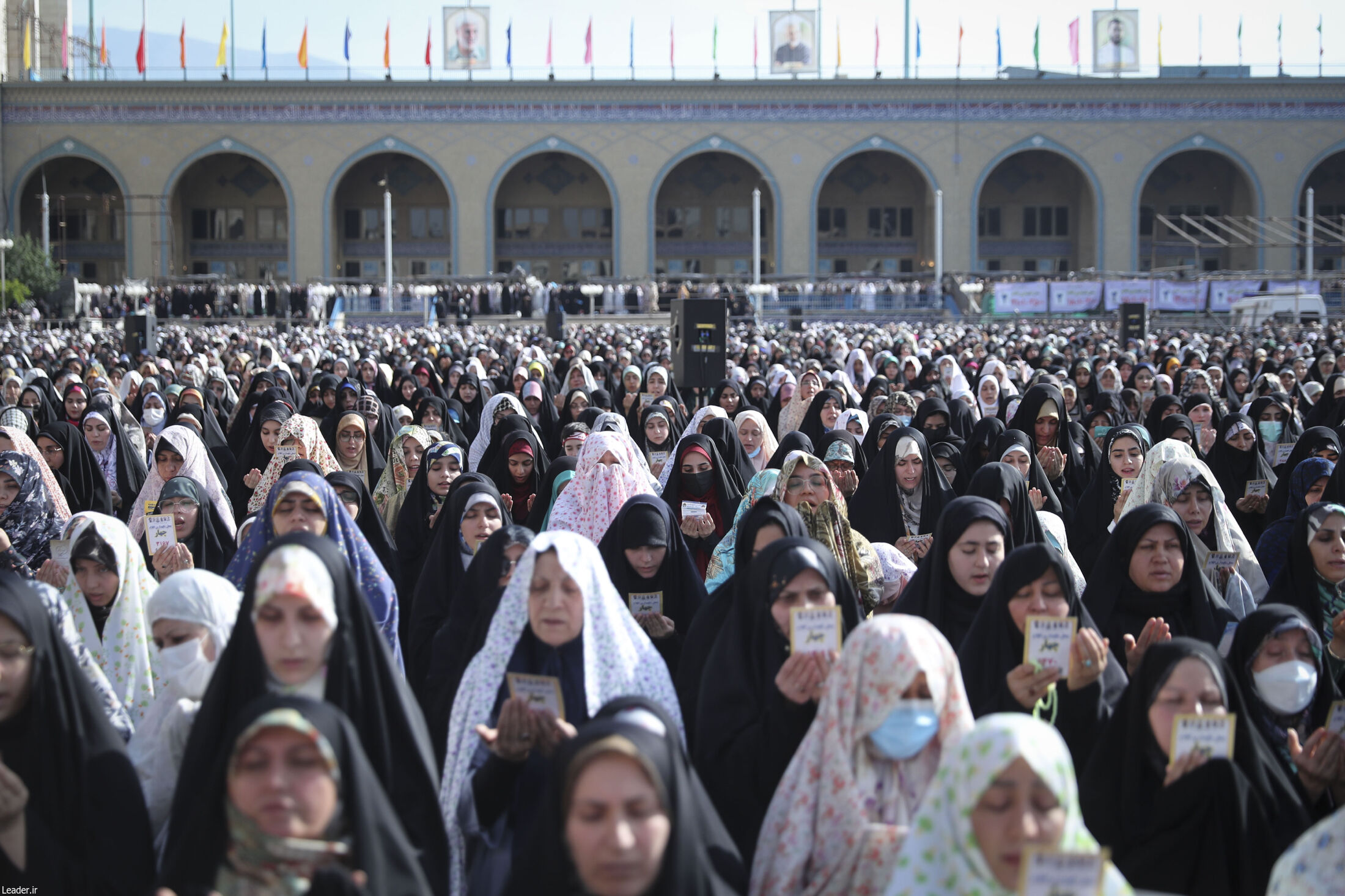 گزارش تصویری از حضور مردم در نماز عید فطر به امامت آیت الله خامنه‌ای در مصلی تهران