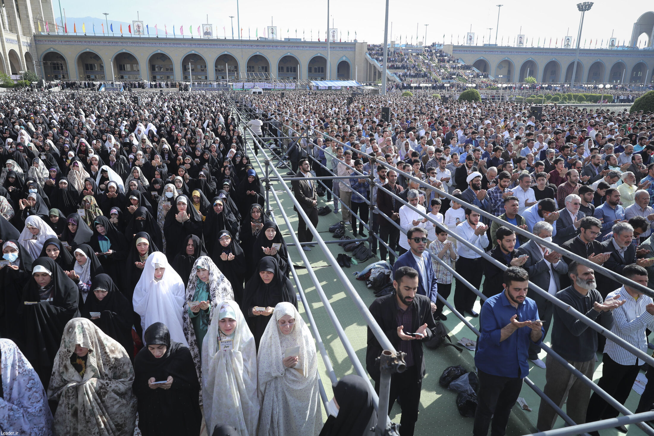 گزارش تصویری از حضور مردم در نماز عید فطر به امامت آیت الله خامنه‌ای در مصلی تهران