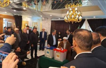 آیت الله احمد جنتی با حضور در هیات نظارت بر انتخابات رای خود را به صندوق انداخت