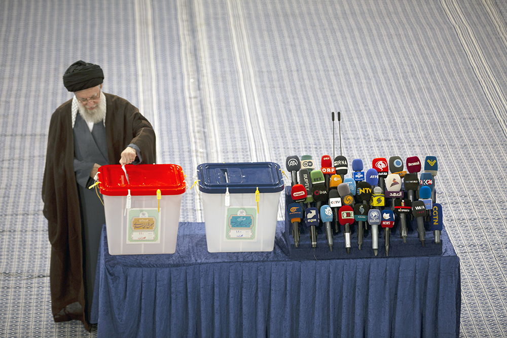گزارش تصویری از حضور مقام معظم رهبری در پای صندوق رای - عکاسان : فاطمه ( آزاده) حلوایی و مجید قاضی پور