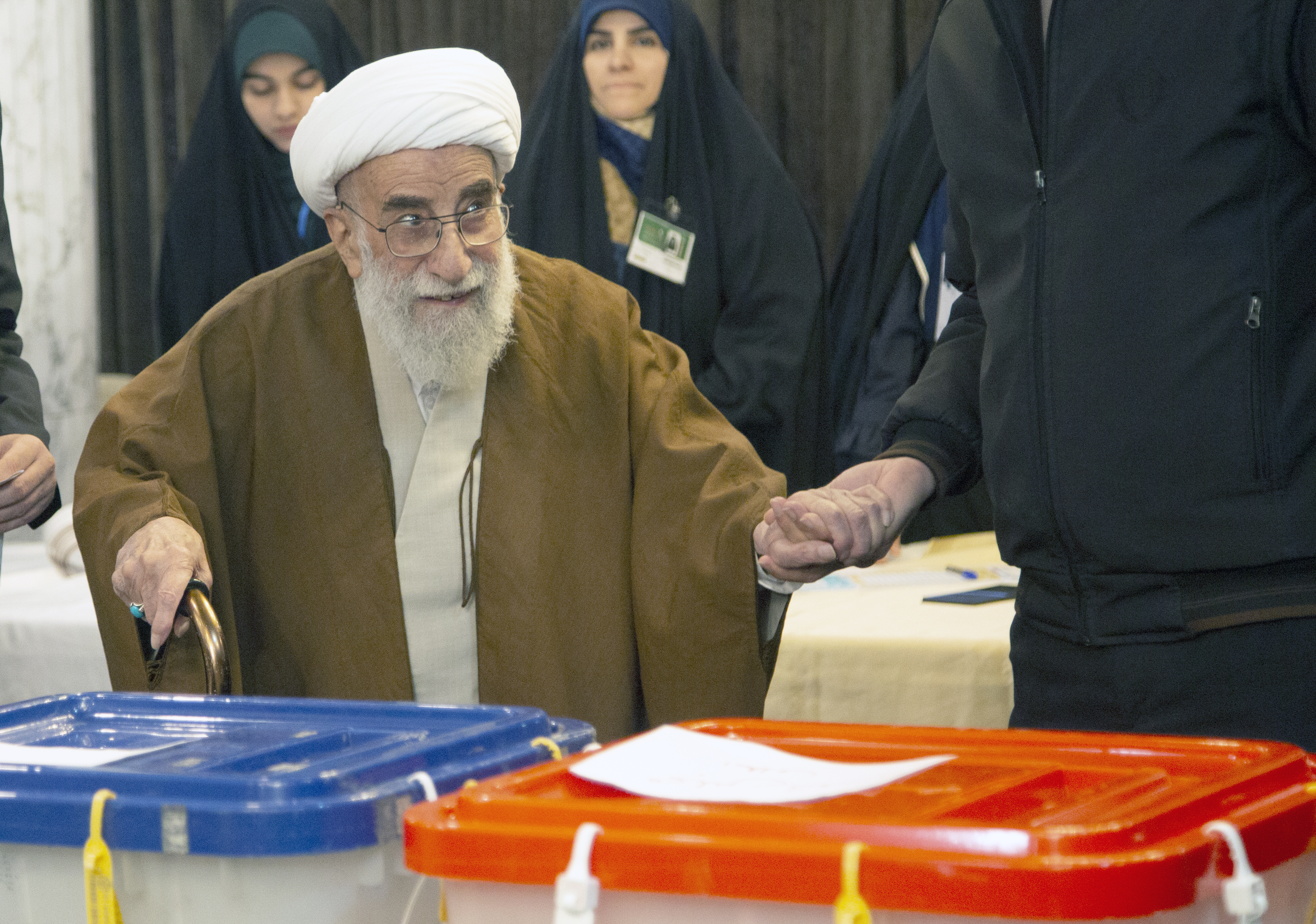 گزارش تصویری از حضور آیت الله احمد جنتی دبیر شورای نگهبان پای صندوق را - عکاس: فاطمه ( آزاده) حلوایی