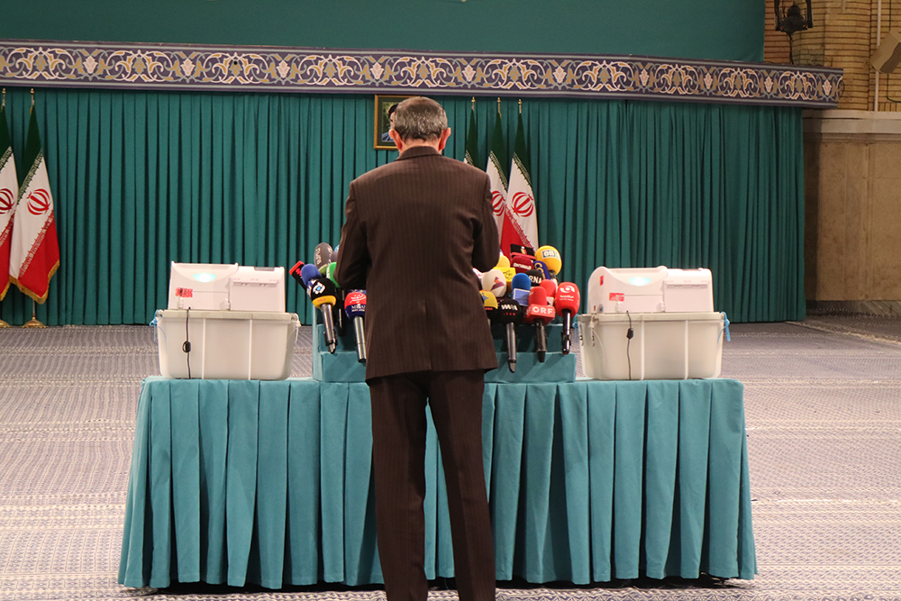 گزارش تصویری از حضور رهبر معظم انقلاب در رای‌گیری مرحله‌ی دوم انتخابات مجلس- عکاس: مجید قاضی پور