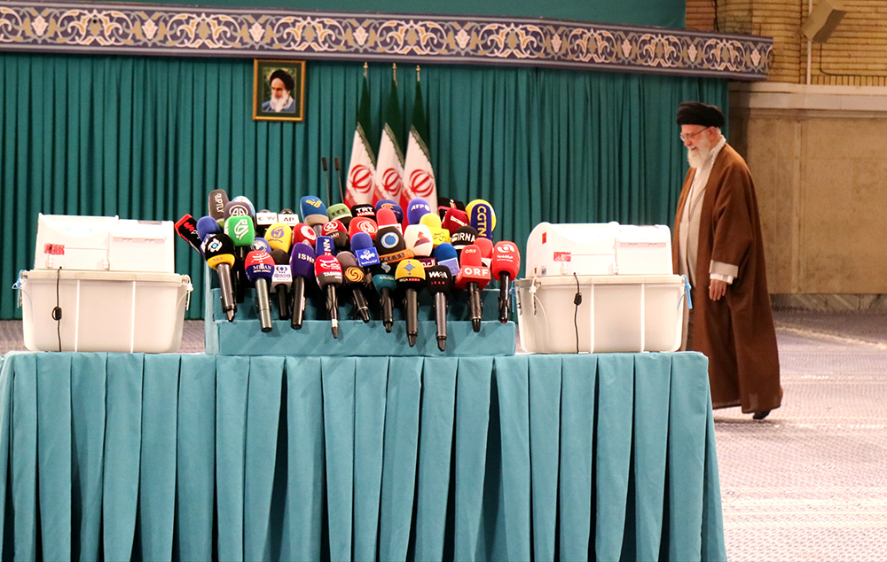 گزارش تصویری از حضور رهبر معظم انقلاب در رای‌گیری مرحله‌ی دوم انتخابات مجلس- عکاس: مجید قاضی پور