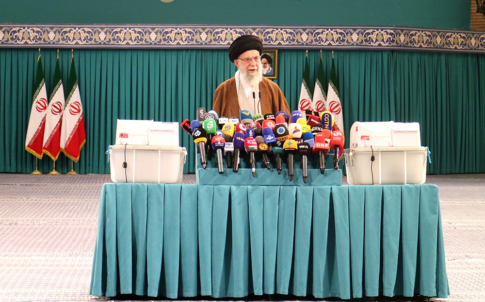 گزارش تصویری از حضور رهبر معظم انقلاب در رای‌گیری مرحله‌ی دوم انتخابات مجلس- عکاس: مجید قاضی پور
