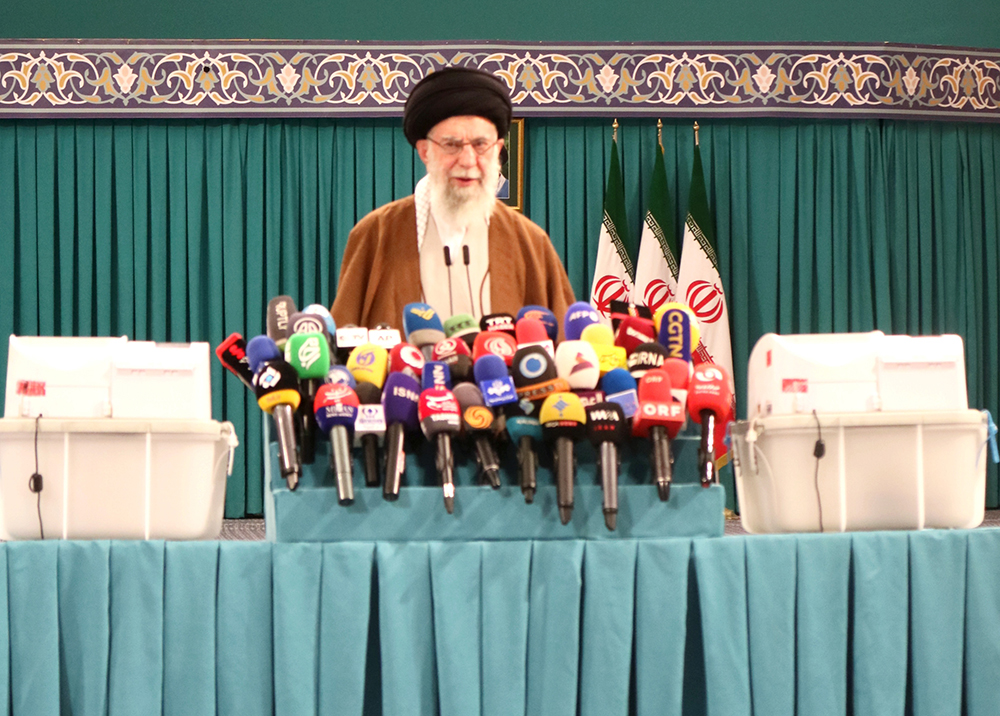 گزارش تصویری از حضور رهبر معظم انقلاب در رای‌گیری مرحله‌ی دوم انتخابات مجلس- عکاس: مجید قاضی پور