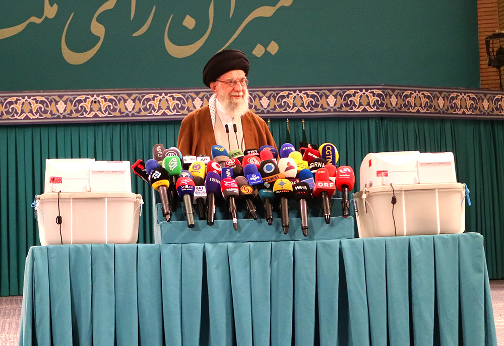 گزارش تصویری از حضور رهبر معظم انقلاب در رای‌گیری مرحله‌ی دوم انتخابات مجلس- عکاس: مجید قاضی پور