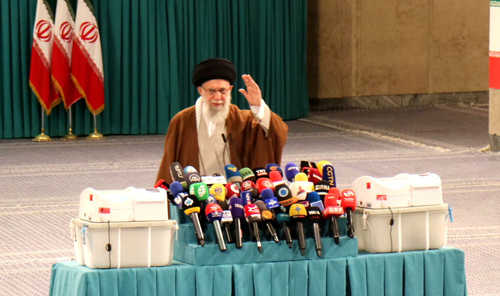 گزارش تصویری از حضور رهبر معظم انقلاب در رای‌گیری مرحله‌ی دوم انتخابات مجلس- عکاس: مجید قاضی پور