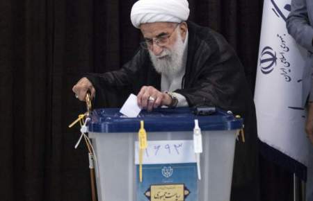 آیت‌الله جنتی رای خود را به صندوق انداخت